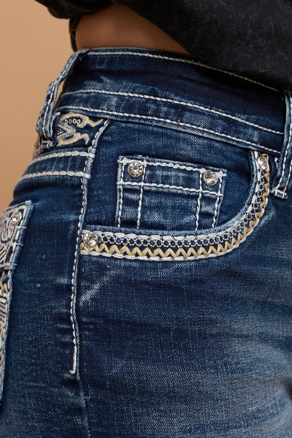 WH-027 EMBROIDERED STRETCHY WOMEN'S HIGH-RISE DENIM SHORTS